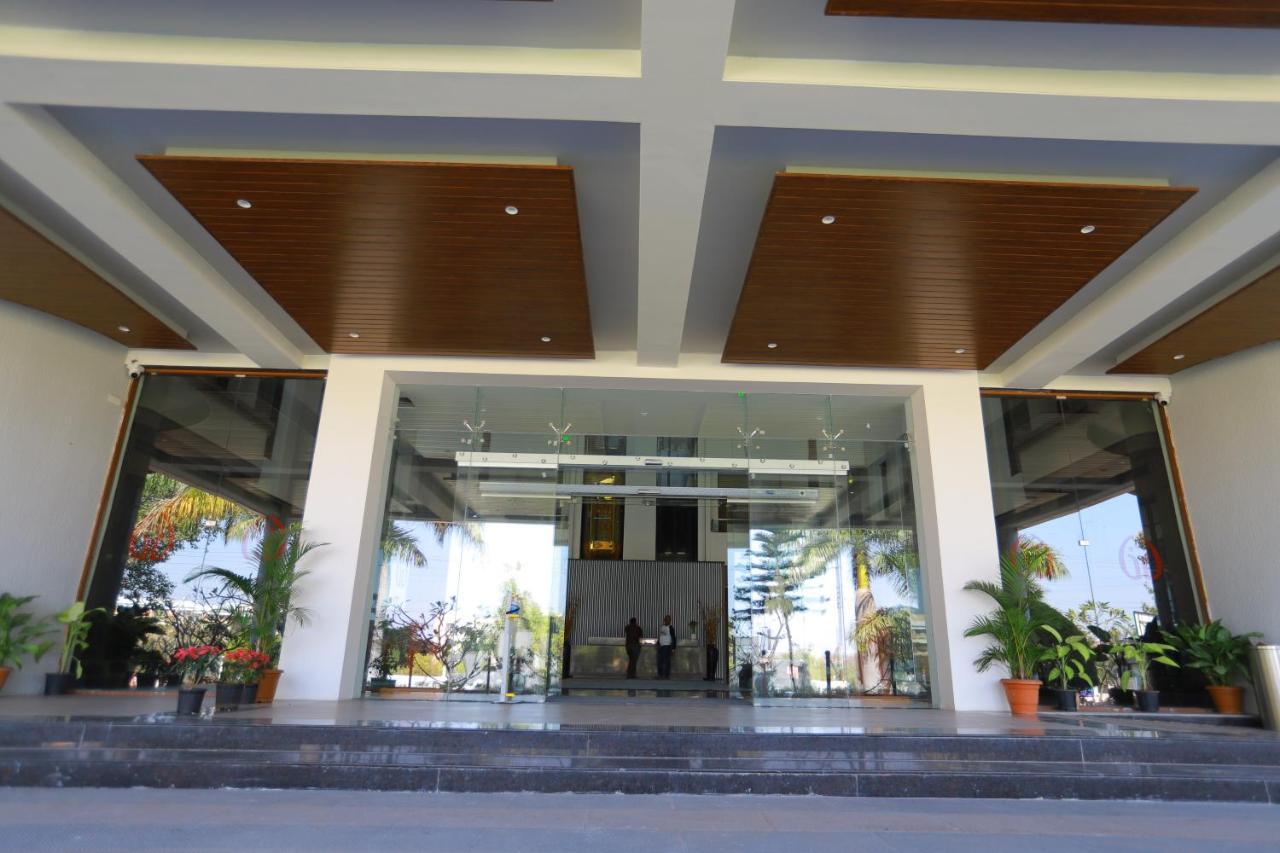 Grand Sarovar Portico, Latur Exterior photo